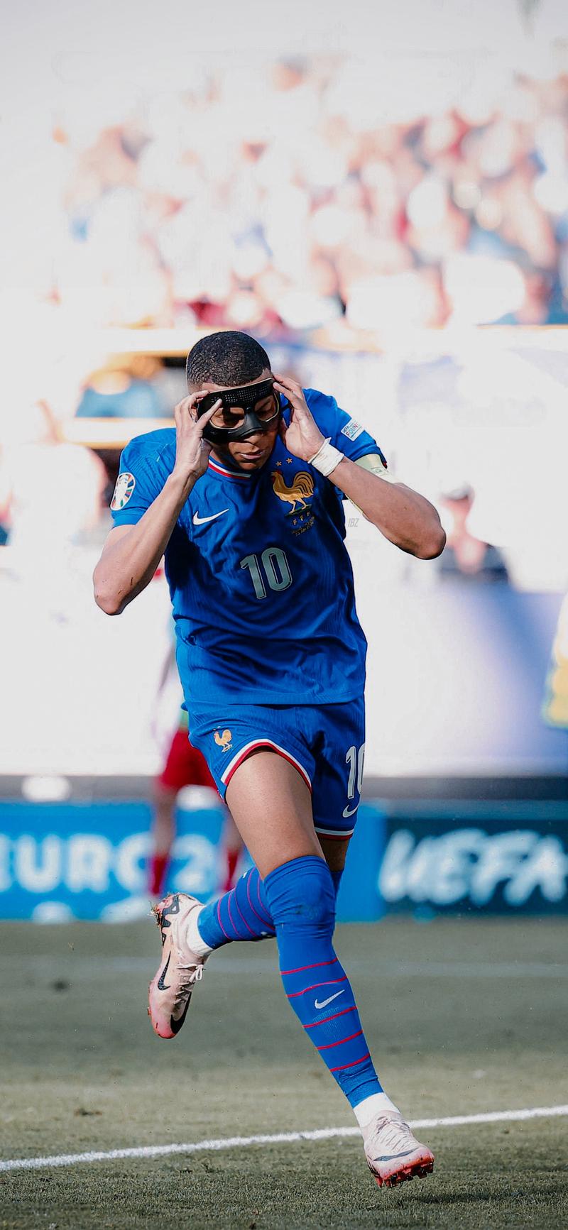 远在迈阿密心系罗马，托蒂和坎德拉用手机观看老东家焦点大战（托蒂、坎德拉身在迈阿密仍关注罗马，用手机追看老东家焦点战）