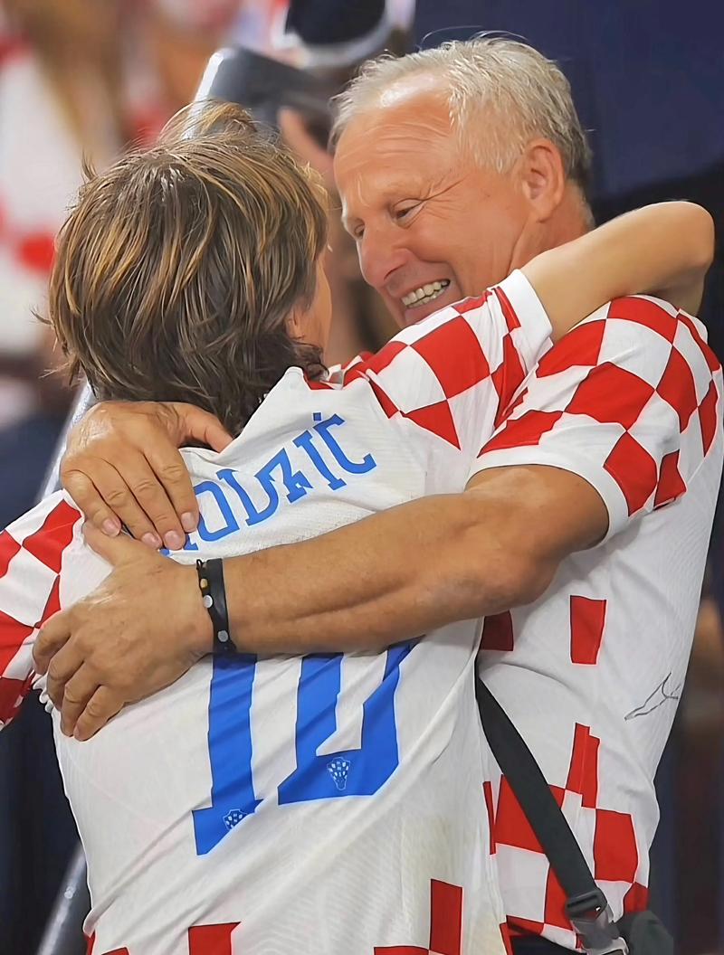 塞维利亚爆冷击败强敌震惊全西班牙（塞维利亚爆冷掀翻豪强，震撼西班牙足坛）