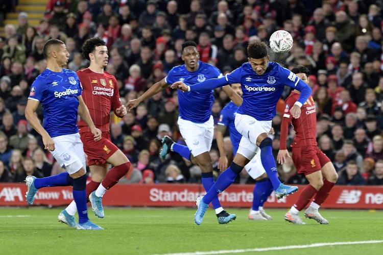 恍如隔世，巴萨上一次在诺坎普比赛法蒂双响，登贝莱助攻（时过境迁，巴萨上次在诺坎普亮相，法蒂梅开二度，登贝莱贡献助攻）