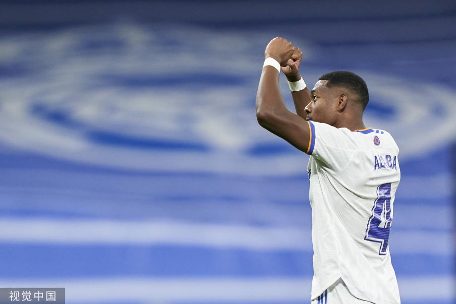 看台视角欣赏孙兴慜的任意球直接破门，球迷已经预感...（看台视角直击孙兴慜任意球破门，球迷早有预感）