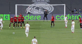 巴萨严打黄牛，追捕323起法兰克福球迷转售案件！（巴萨重拳整治黄牛，追查法兰克福球迷323起转售案）