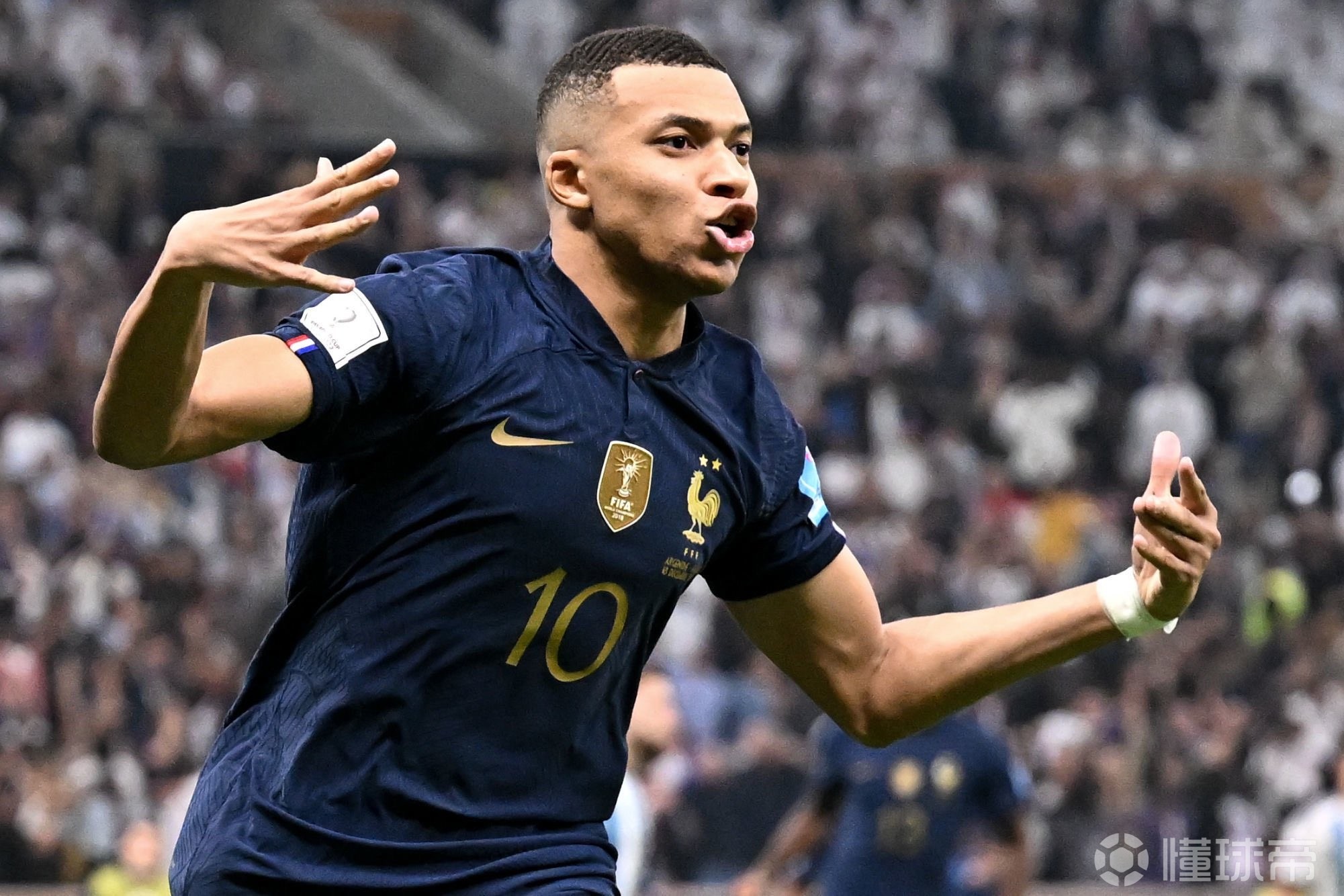 后卫身体对抗强度惊人，主帅盛赞（后卫对抗硬度爆表，主帅力赞）