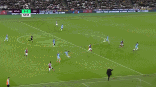 拜仁慕尼黑莱万多夫斯基帽子戏法（莱万多夫斯基为拜仁上演帽子戏法）